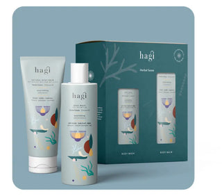 En uppsättning kroppsvårdsprodukter inklusive body wash och body balm i ljusblå förpackning med färgglada abstrakta mönster.