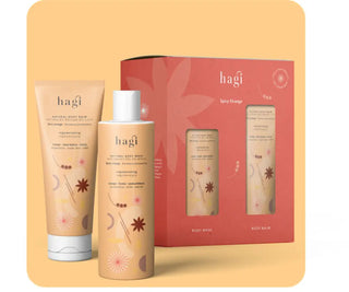 En presentförpackning med Hagis kroppsvårdsprodukter, inklusive body wash och body balm.