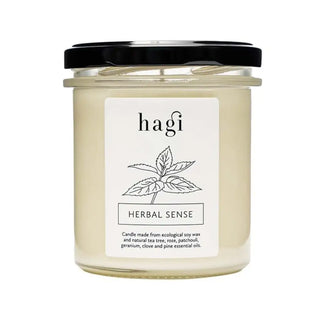 Ett Hagi ’Herbal Sense’ doftljus i en glasburk med svart lock.