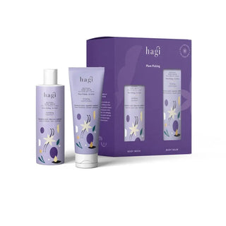 En lila presentförpackning med Hagis kroppsvårdsprodukter ’Plum Picking’, inklusive body wash och body balm.