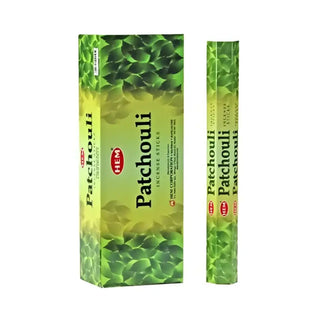 En ask med Patchouli-rökelsestickor och en enstaka sticka av samma sort.
