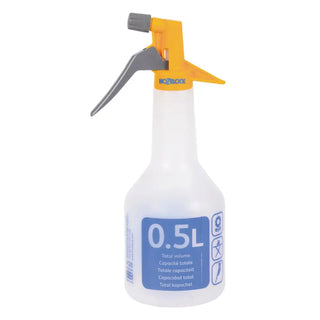 Vit sprayflaska i plast med gult och grått munstycke, 0,5 l kapacitet.