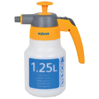 En vit och orange tryckspruta med manuell pump och en kapacitet på 1,25 liter.