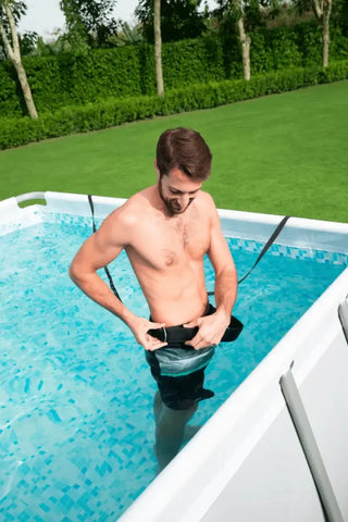 En man iförd simbälte i en pool.
