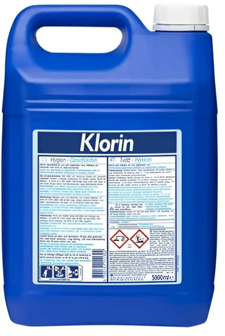 Blå plastbehållare med blekmedel.
