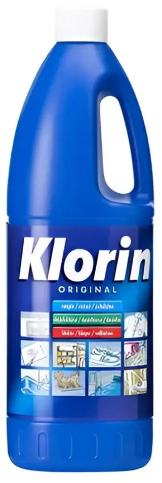 Blå plastflaska med Klorin blekmedel med vit kapsyl och integrerat handtag.