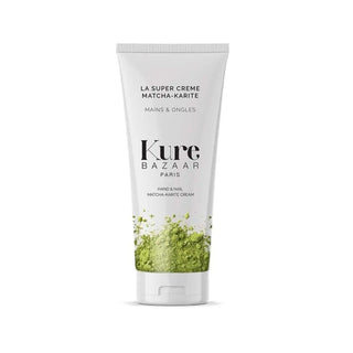 Vit tub med hand- och nagelkräm med grön matcha-design.