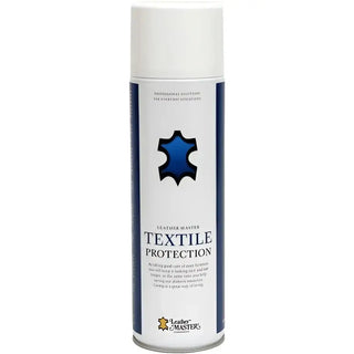 En vit aerosolburk med textilskyddsspray med en blå läderformad logotyp.