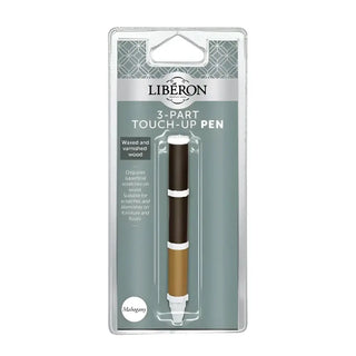En ’3-Part Touch-Up Pen’ för vaxat och lackat trä, i färgen ’Mahogany’, förpackad i en blisterförpackning av klar plast.