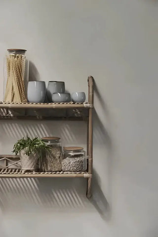 Bambuhyll med saltskål och köksartiklar för städprodukter och rengöringsmedel