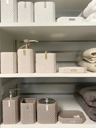 Texturerade städprodukter i vitt, beige och brunt för exklusiv design av LENE BJERRE