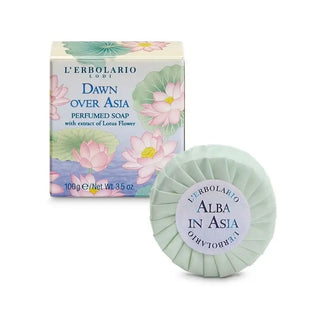 En låda med parfymerad tvål med extrakt av lotusblomma och en tvål som är förpackad i ett enda paket.