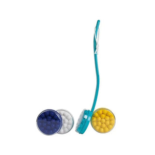 En turkos plastdiabolo med blå, vita och gula texturerade skivor.