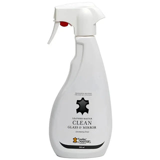 Vit sprayflaska med glas- och spegelrengöringsmedel för bilar av märket Leather Master.