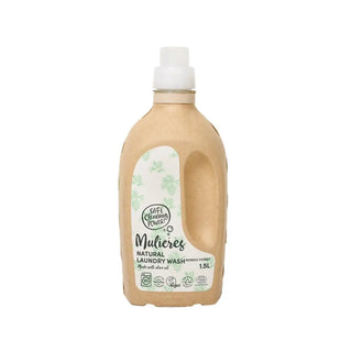 Beige flaska med naturligt tvättmedel med vitt lock.