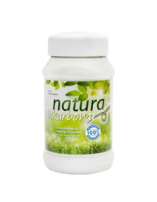Vit plastflaska med ’natura Bikarbonat’ med grön etikett med blad och gräs.