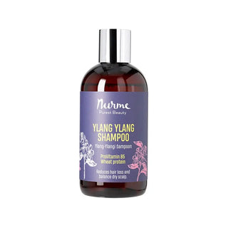 En flaska Nurme Ylang Ylang schampo med Provitamin B5 och veteprotein, formulerat för att minska håravfall och balansera en torr hårbotten.