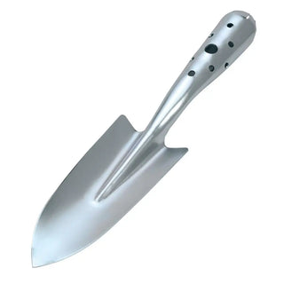 Handspade i silverfärgad aluminium med perforerat handtag.