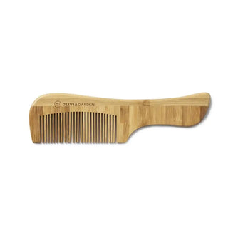 Hårkam i ljusbrun bambu med böjt handtag.