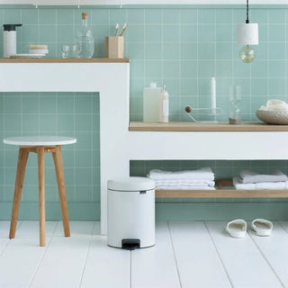 Vit rund metallpedalhink Brabantia NY Ikon Ocean Ren Plastvalen 5L