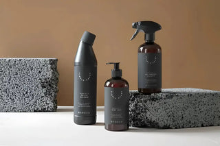 Bild av tre mörka städprodukter med minimalistetiketter för SIMPLE GOODS Toilet Cleaner Lemongrass Black Currant 750 ml, återvunnen PET-plast, cocoyl glutamate