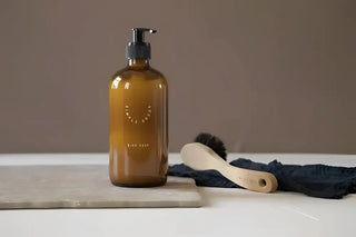 Amber glaspumpflaska med diskmedel för enkla städprodukter och rengöringsmedel
