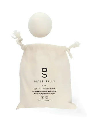 En enkel varumärkesväska med fyra naturfärgade SIMPLE GOODS Wool Dryer Balls från Nya Zeeland