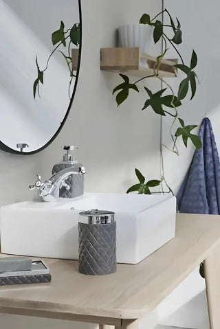 Quilted grå badrumsaccessoarer för tvål, perfekt för fräsch längre och städprodukter