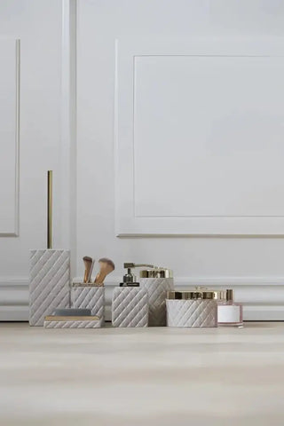 Quiltade badrumsaccessoarer med gulddetaljer från LENE BJERRE Portia-serien, stilren design