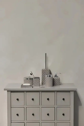 Gray badrumsaccessoarset från Portia-serien med diamantmönster för städprodukter