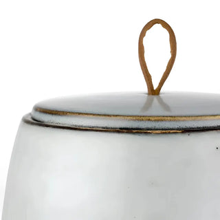 Ceramic burk med ljus glasyr, guldrim och läderhandtag för städprodukter