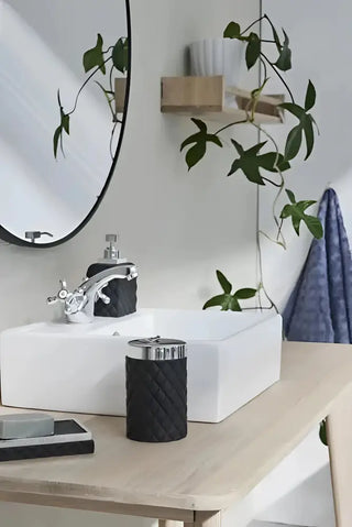 Svart quiltad cylindrisk badrumsaccessoar för tvålen torr, städprodukter eller rengöringsmedel