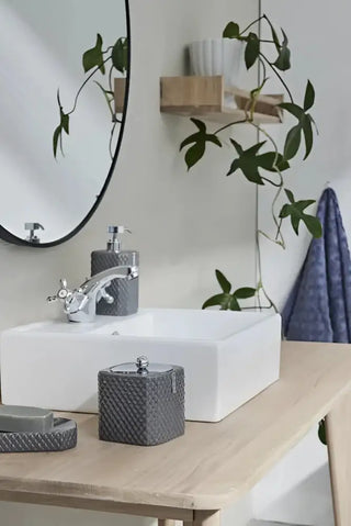 Bild av badrumsmöbel med oval spegel, rektangulär handfat och LENE BJERRE flytande tvål