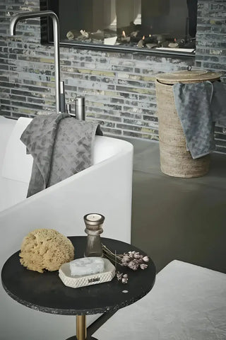 Contemporary vit fristående badkar från Marion-serien med LENE BJERRE Tvålfat i driftwood och silver