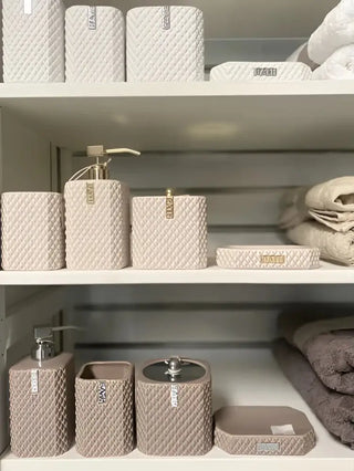 LENE BJERRE Marion Tvåldispenser – 7,5x7,5x17,5 cm, Camel/Ljusguld vitt