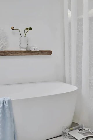 Vit fristående badkar under Eloise Duschdraperi Off White för att hålla badrummet stilrent