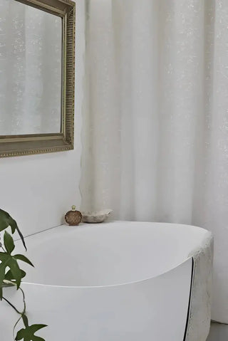 Eloise Duschdraperi med broderad design och vit badkarsmöbel för att hålla badrummet elegant