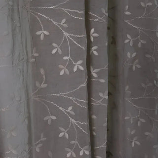 Grey tyg med vit broderad design av blad och rankor för Eloise Duschdraperi hålla badrummet