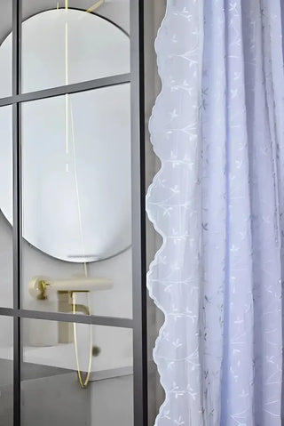 Eloise Duschdraperi med broderad design och scalloped kant för att hålla badrummet snyggt