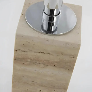 Polerad kromfaucet med fluted handtag på travertinsten, perfekt för travina städprodukter