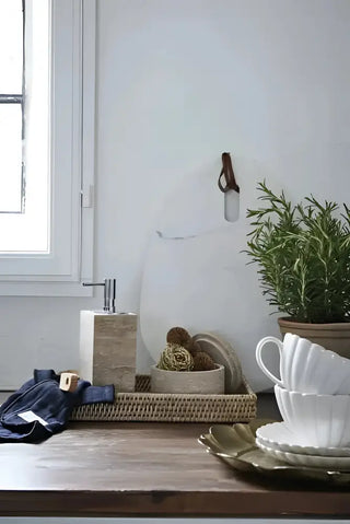 Travina tvål dispenser i beige med silverpump för städprodukter och rengöringsmedel