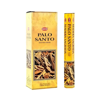 En ask och en tub med Palo Santo rökelsepinnar.