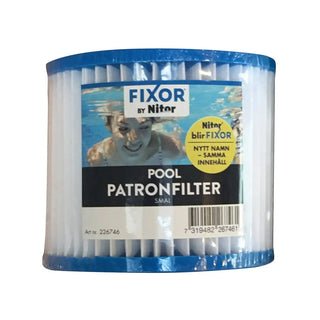 En cylindrisk veckad poolfilterpatron med blå ändlock.