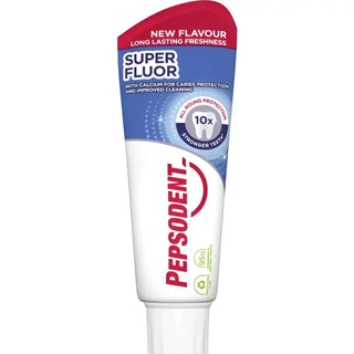 En tub Pepsodent Super Fluor tandkräm för kariesskydd och förbättrad rengöring, ger 10 gånger starkare tänder och långvarig fräschör.