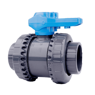 PLANET POOL PVC Kulventil Ø50 mm med blått handtag, idealisk för exakt vattenflödeskontroll i poolsystem. Tillverkad i hållbar PVC för enkel installation.