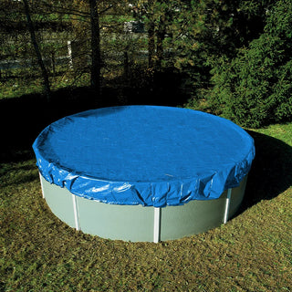 PLANET POOL sommarskydd för runda pooler upp till 4,6 m, blått skydd som täcker en fristående rund pool i trädgårdsmiljö. Skyddar effektivt mot löv och smuts.