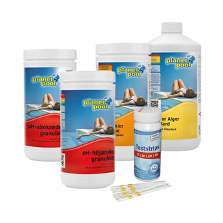 En samling kemiska produkter för pooler, inklusive pH-justeringar, klor och testremsor.
