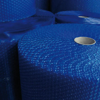 Närbild av blå PLANET POOL termofolie Ø 460 cm på rulle. Bubbelplaststruktur för optimal isolering och skydd av poolvatten.