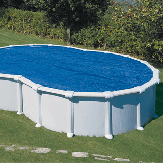 PLANET POOL Termofolie 725x460 cm för åttaformade pooler monterad på ovanmarkspool i trädgård. Skyddar mot smuts och bevarar värme.