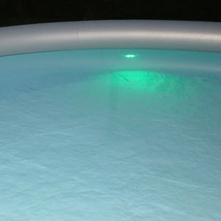 En uppblåsbar badtunna med ett internt grönt ljus.